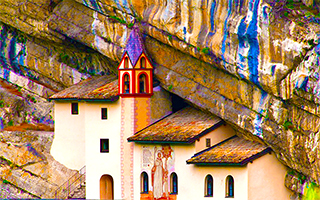 Эрмитаж Сан-Коломбано, здание, построенное прямо в скале