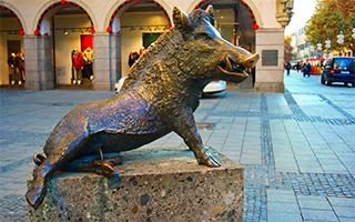 Туристы Флоренции трут нос свиньи на удачу
